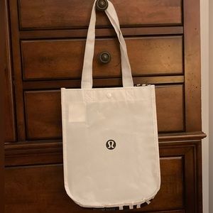 Small white Lululemon bag❤️🌹